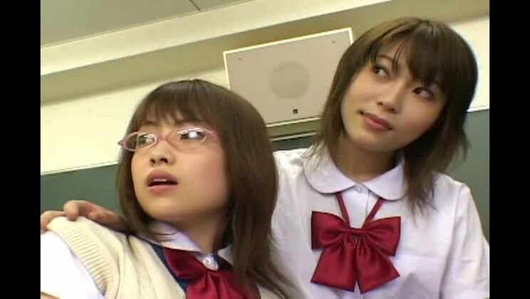 Vídeo pornográfico protagonizado por Minami Aoyama, Anri Mizuna y Marin Asaoka.