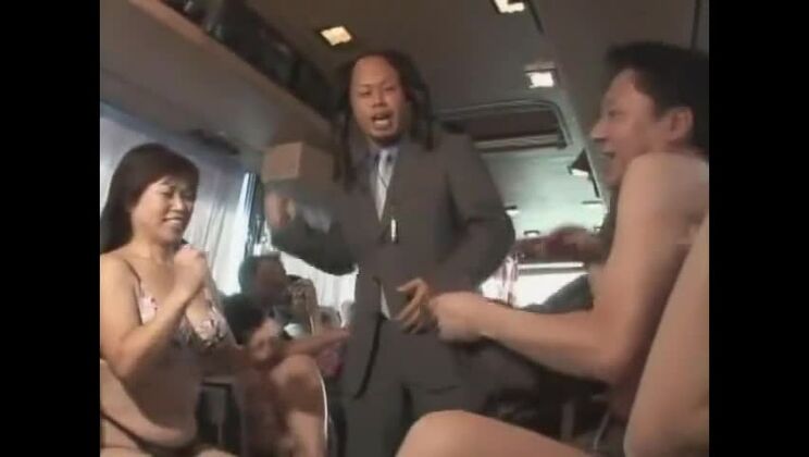 Vídeo porno de striptease con Chisato Shouda, Emiko Koike y Miki Kanzaki