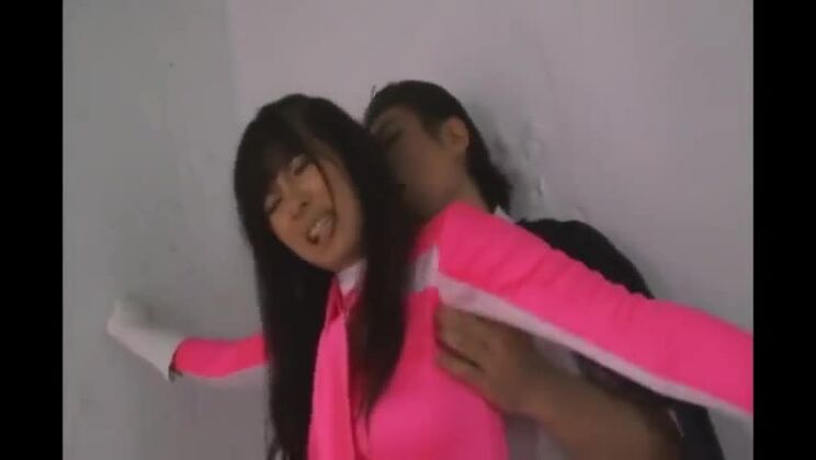 Encantadora japonesa actuando en un vídeo sexual fetichista