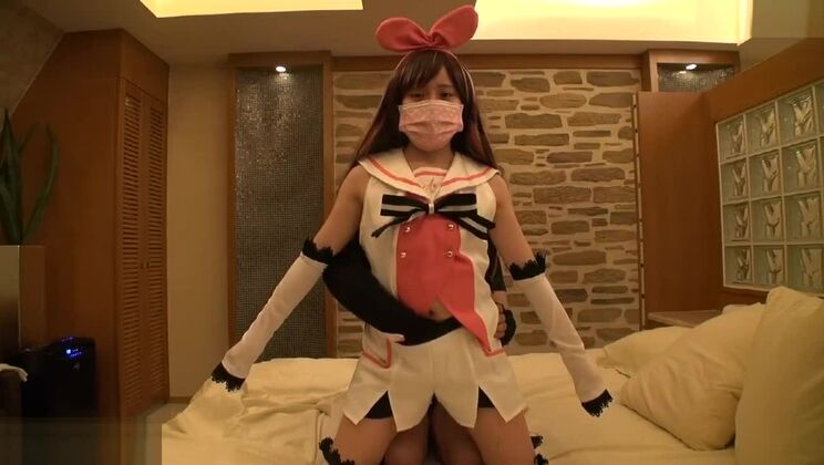 Una hermosa zorra oriental de pechos planos participa en una película XXX de cosplay.