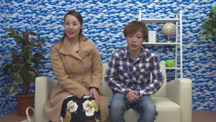 Una perra japonesa encantadora tomando una ducha de semen