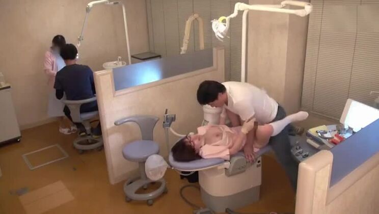 Hermosa zorra asiática recibiendo un bukkake caliente