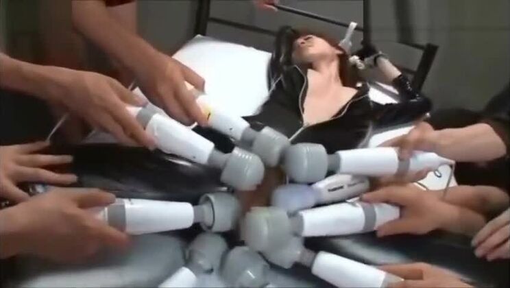 Una deliciosa tarta oriental está enamorada del bukkake.