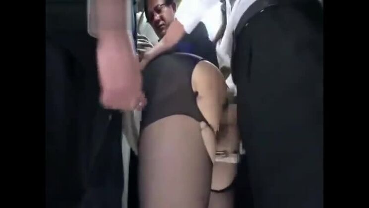 Dama oriental casada de aspecto ambrosíaco en un lugar público