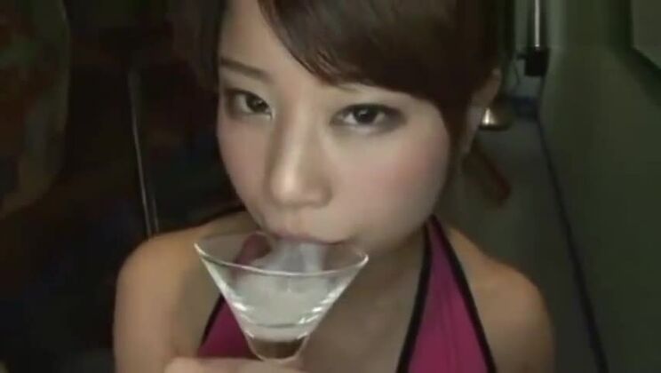 Chica japonesa complaciente