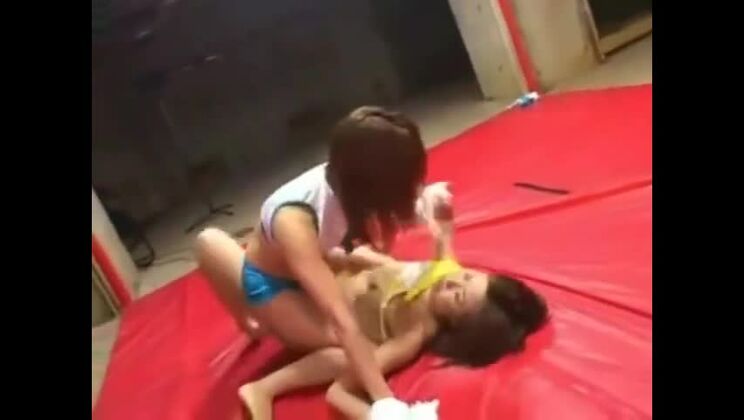 A una encantadora dama asiática le gusta divertirse con fetiches.