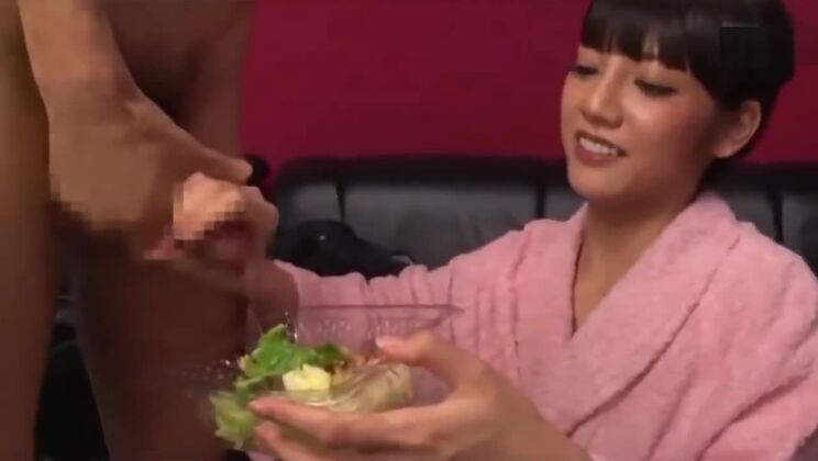 Una mujer oriental azucarada recibe una enorme eyaculación facial.