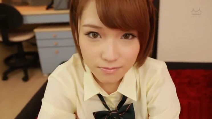 Una atractiva asiática actuando en un vídeo sexual fetichista.