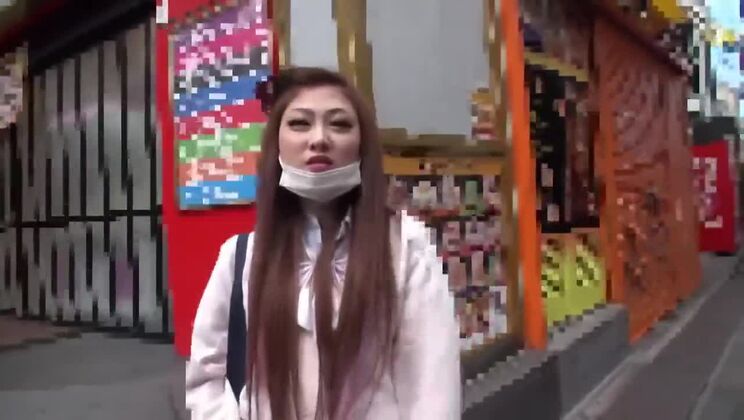 Divina puta japonesa en brutal orgía