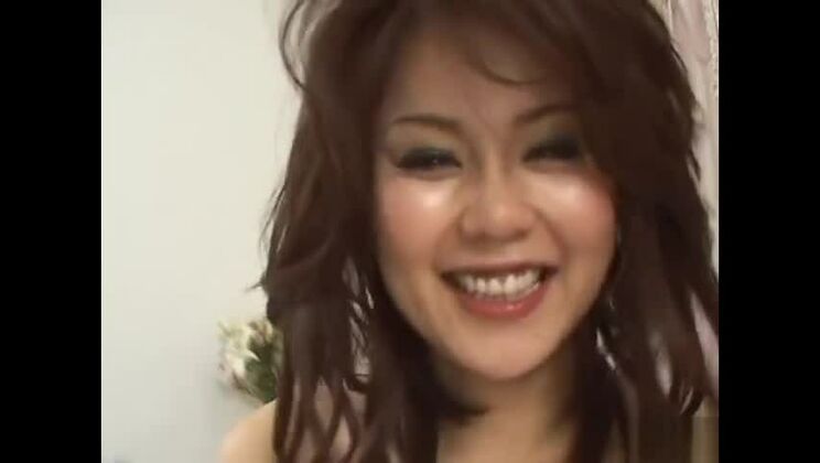 La seductora y frondosa japonesa Megu Ayase en una salvaje sesión de sexo duro.