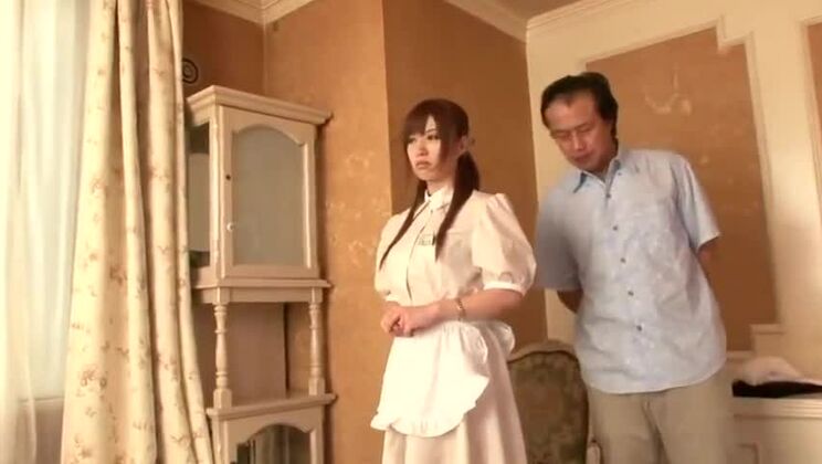 Una tentadora japonesa participa en una orgía.