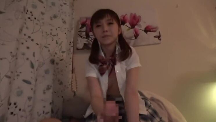 Impresionante chica asiática en hermoso cosplay porno