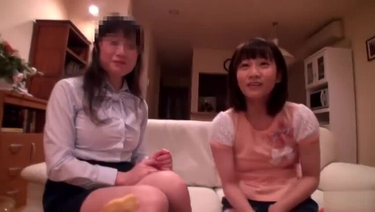 Puta japonesa de pechos pequeños provocativa realizando un masaje con final feliz