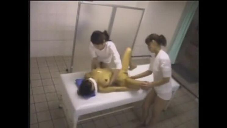 Chica asiática celestial en película porno de masaje con aceite