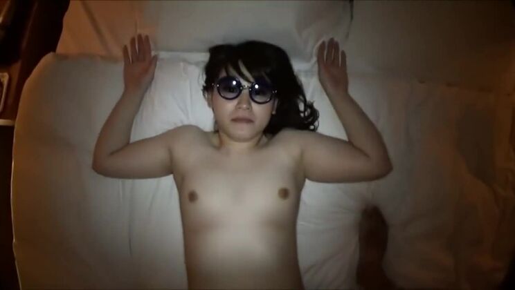 Una puta japonesa tetona y jugosa tiene un verdadero masaje sexual.