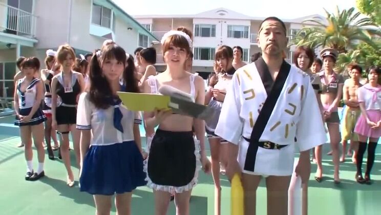 Una puta japonesa divina está enamorada del sexo en grupo en un lugar público.