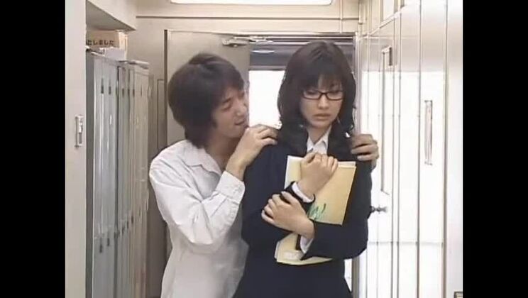 Una atractiva japonesa tiene una orgía salvaje.