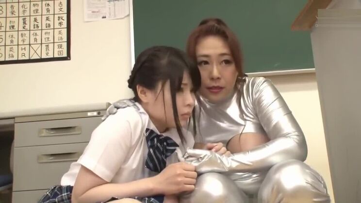 Vídeo porno de una tentadora mujer asiática con pechos naturales sentada en la cara.