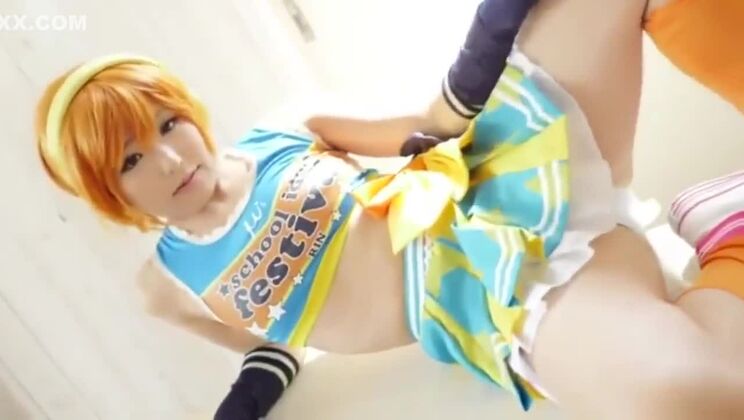Una atractiva japonesa de pechos pequeños protagoniza un increíble vídeo porno de cosplay.