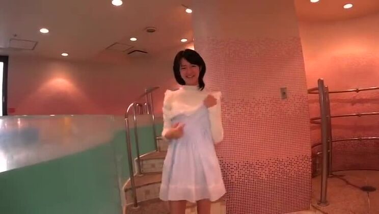 La linda asiática de pecho plano Ruri Okino