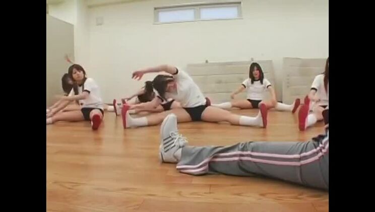 Chica oriental con clase en una película de bukkake