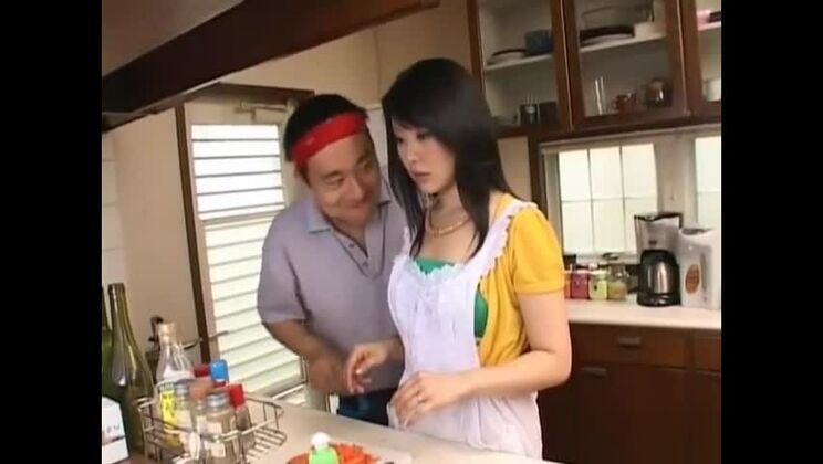 Una hermosa prostituta japonesa recibe una increíble sesión de sexo duro.