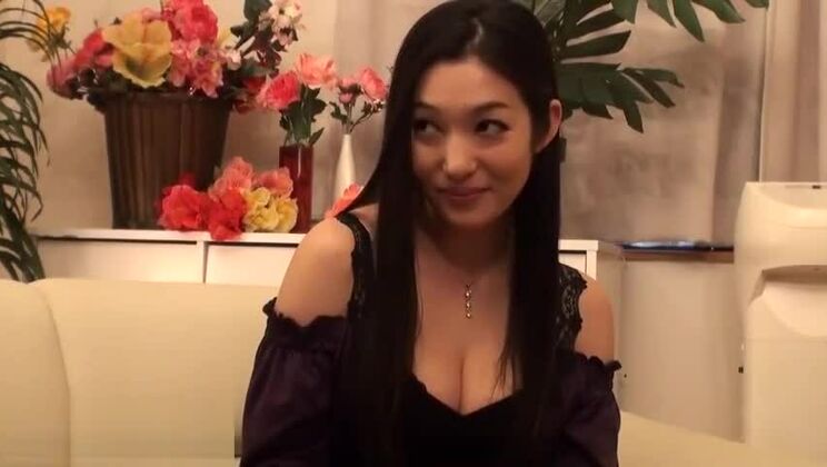 Una hermosa cougar japonesa tuvo un buen paseo por la cara.