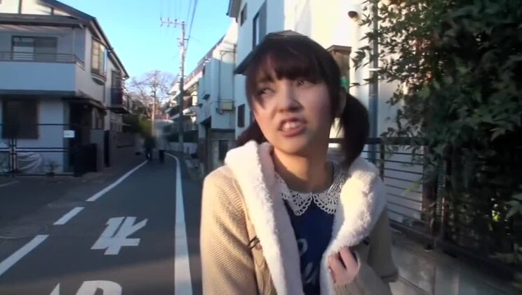 Una encantadora japonesa en un lugar público