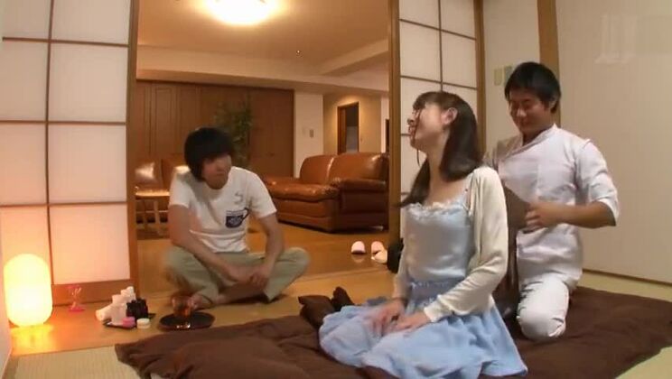 Prostituta japonesa tentadora en vídeo porno bukkake