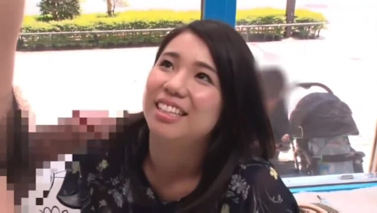 Bonita mujer asiática de pechos grandes