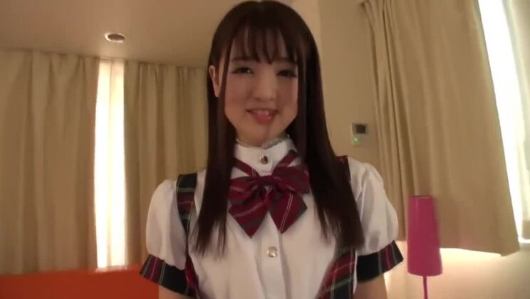 Atractiva mujer japonesa teniendo una experiencia de cosplay XXX muy caliente