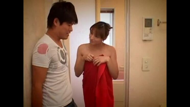 Admirable mujer asiática pelirroja siendo manoseada