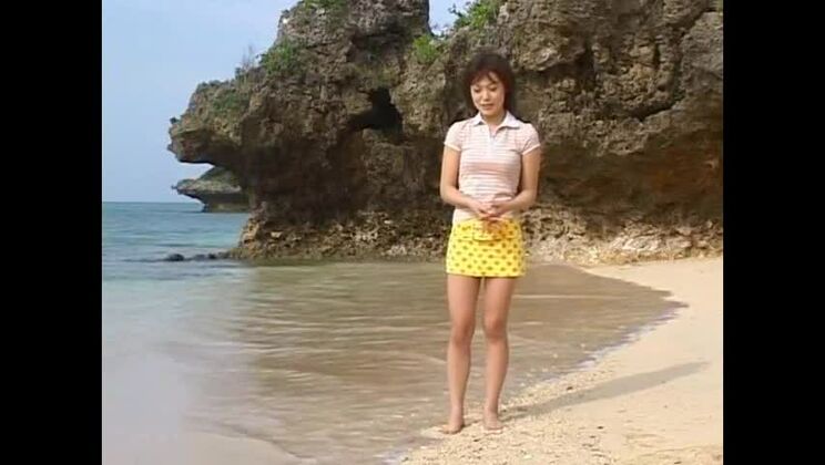 La divina japonesa Natsumi Akimoto al aire libre