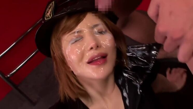 Una chica asiática elegante está enamorada del bukkake.