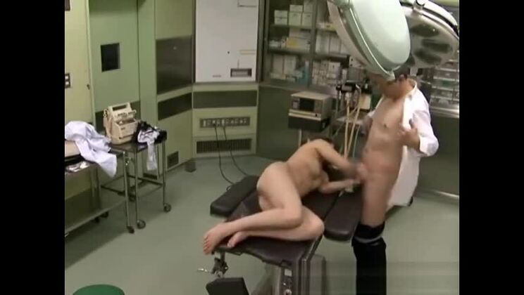 Una chica japonesa increíble en la mejor cinta porno amateur de la historia.