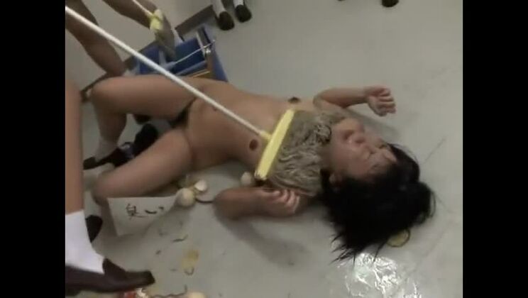 Chica japonesa complaciente protagonizando un hermoso video sexual fetichista en público