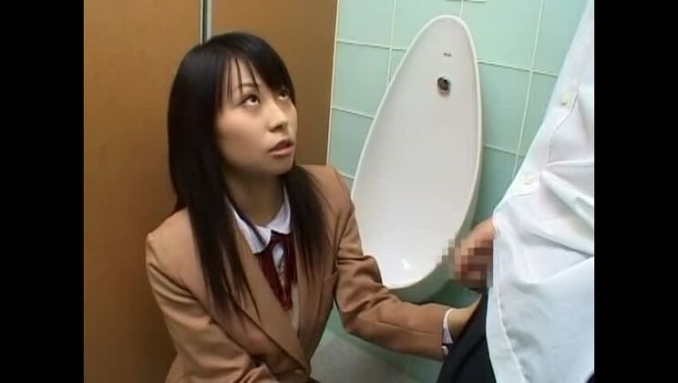 Una despampanante morena oriental actuando en un increíble video sexual amateur en un lugar público.