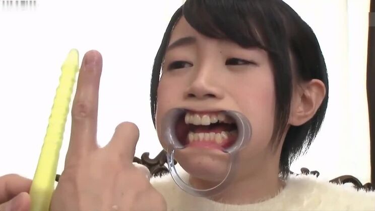 A la gordita asiática celestial le gusta divertirse con fetiches.