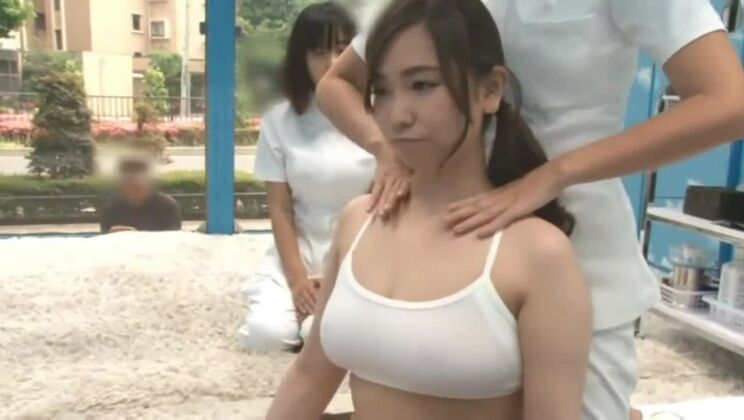 Atractiva mujer japonesa en un auténtico vídeo pornográfico.