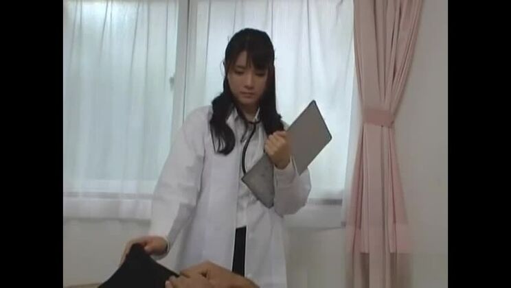 Elegante y descarada oriental en una película pornográfica pervertida.