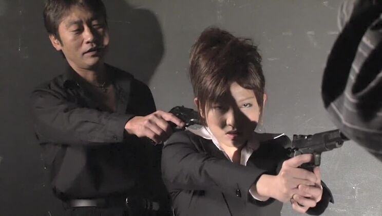 Hermosa prostituta japonesa realizando una actuación fetichista y pervertida.