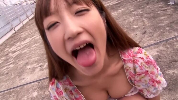 Hermosa japonesa protagonizando un vídeo porno amateur muy caliente al aire libre.