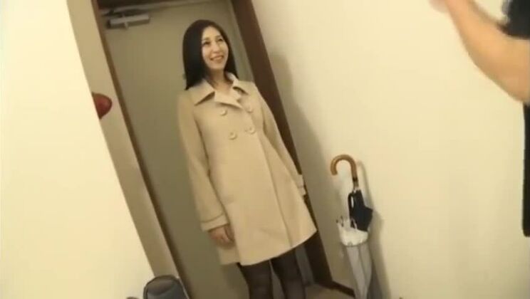 Deslumbrante chica japonesa de pechos voluptuosos