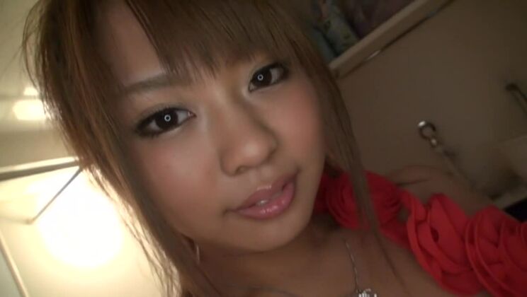 Increíble y voluptuosa japonesa Kurumi Kino protagoniza un hermoso vídeo de sexo con los dedos.