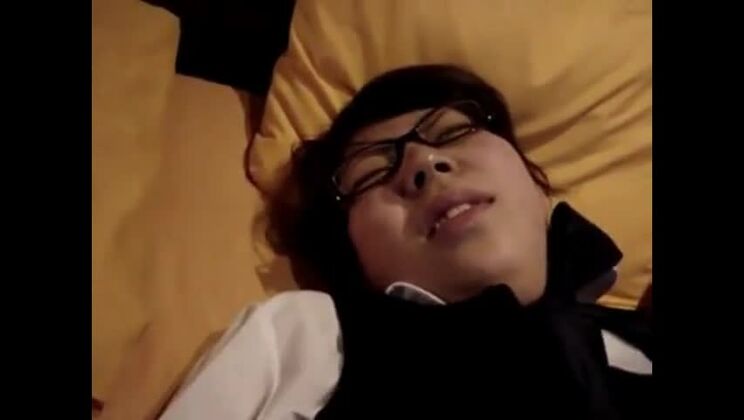 Encantadora mujer asiática en un vídeo porno casero real