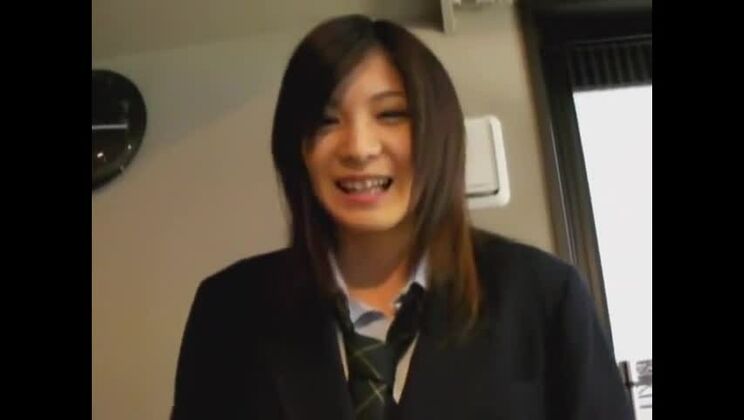 La tentadora novia japonesa Miyu Akimoto en porno gratuito de fetiches de pies