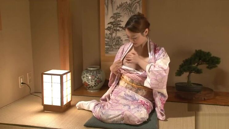 Prostituta japonesa complaciente disfrutando de un momento de diversión amateur.