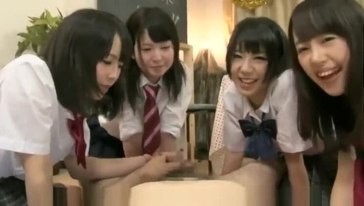 Una atractiva zorra asiática fue follada en una orgía.