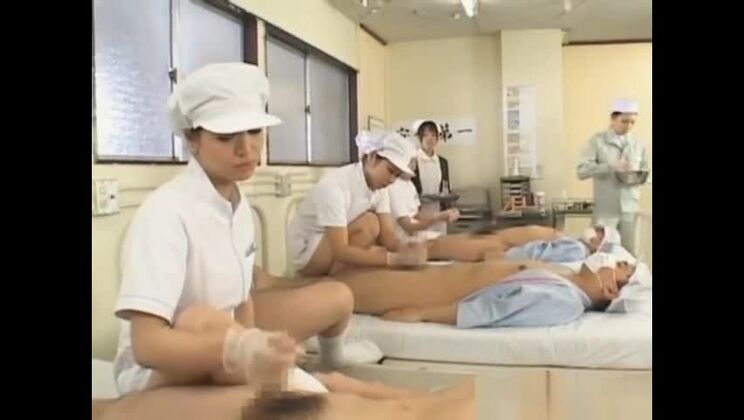 Perra asiática ambrosíaca protagonizando un vídeo porno grupal muy caliente