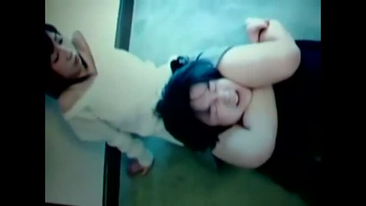 Una encantadora japonesa se divierte con un fetiche muy caliente.